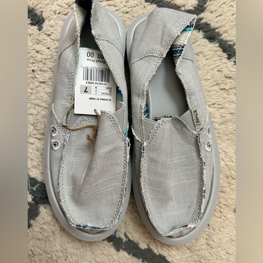 Women’s gray sanuks size 7, NEW W/tags